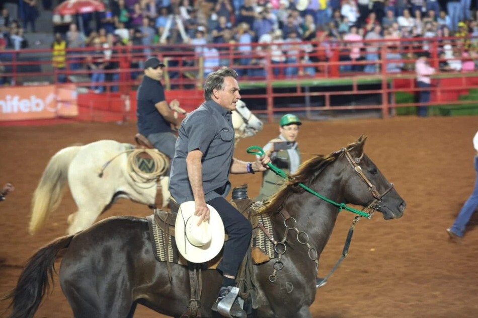 a cavalo bolsonaro diz que sem voce o mundo vai passar fome