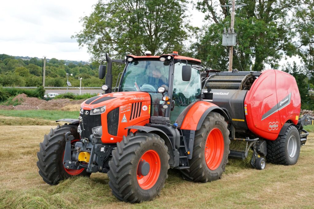 Corte e enfardamento à maneira de Kverneland em Cork 12 corte e enfardamento a maneira de kverneland em cork 1