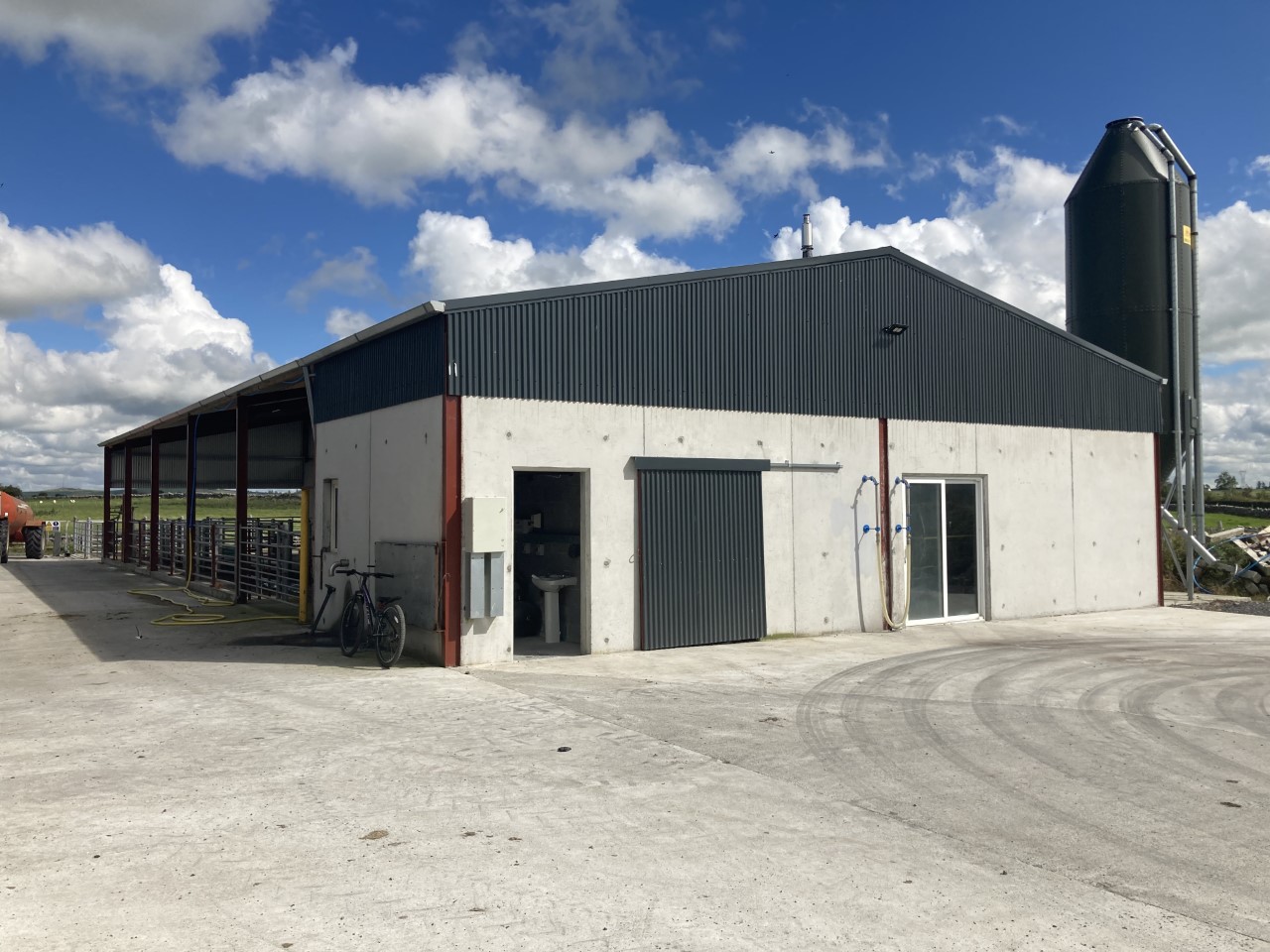 foco de edificios salao de 16 unidades em pais de paredes de pedra