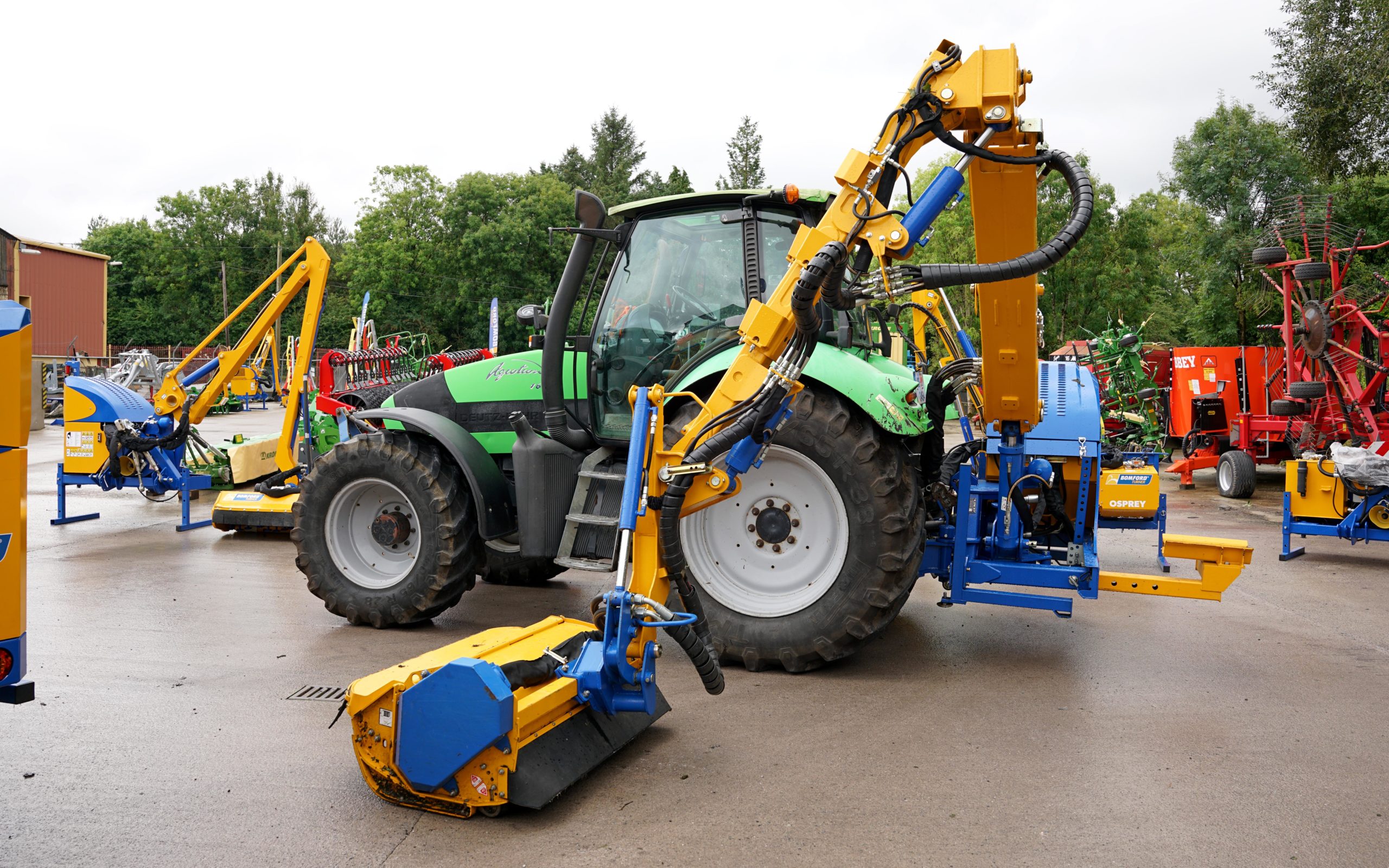 foco em maquinario comprando um corta sebes bomford 1