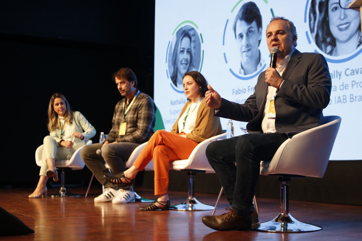 o brasil e o pais do carnaval e principalmente do agronegocio