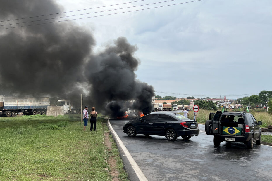 Com Bolsonaro em silencio caminhoneiros interditam rodovias para contestar