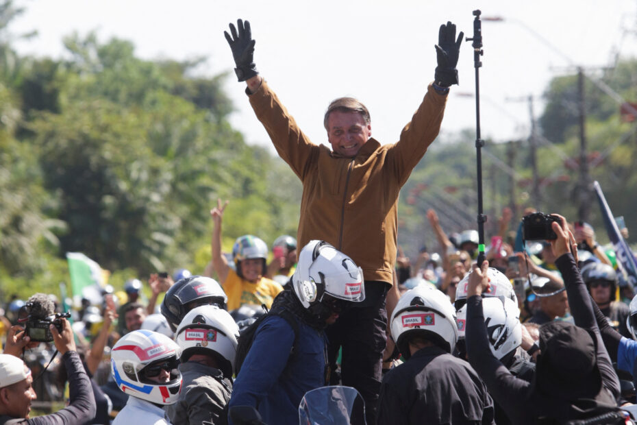 Reuters Quatro dias antes da eleicao Bolsonaro usa denuncia sobre