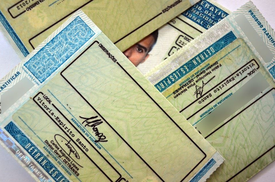 É possível obter uma carteira de motorista sem precisar de uma escola de condução?