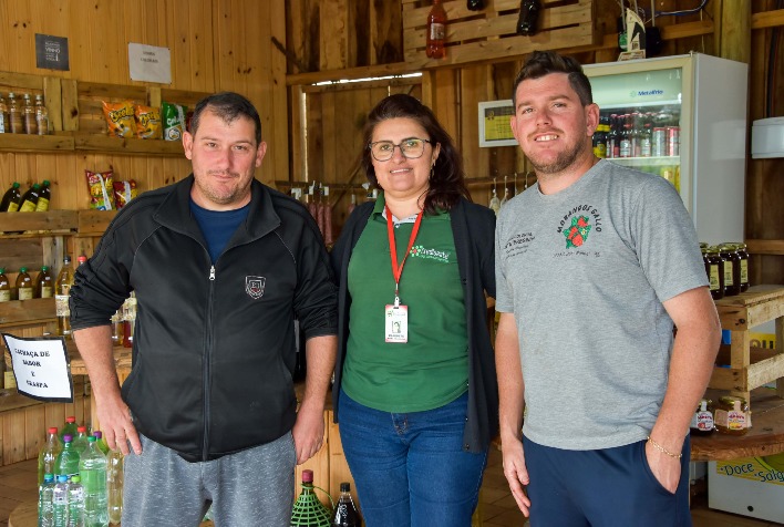 familia rural investe na producao de morango e constroi barraca para atender seus clientes