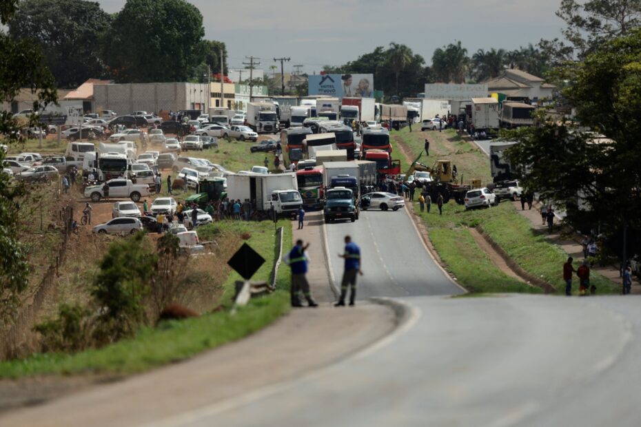 Reuters Com Bolsonaro ainda calado bloqueios de caminhoneiros vencem