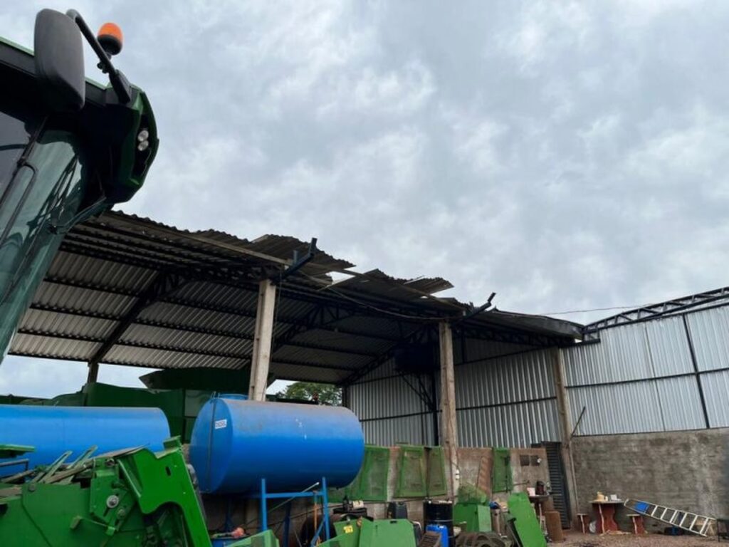 barracoes de propriedade rural sao destruidos pelo vento no parana 1