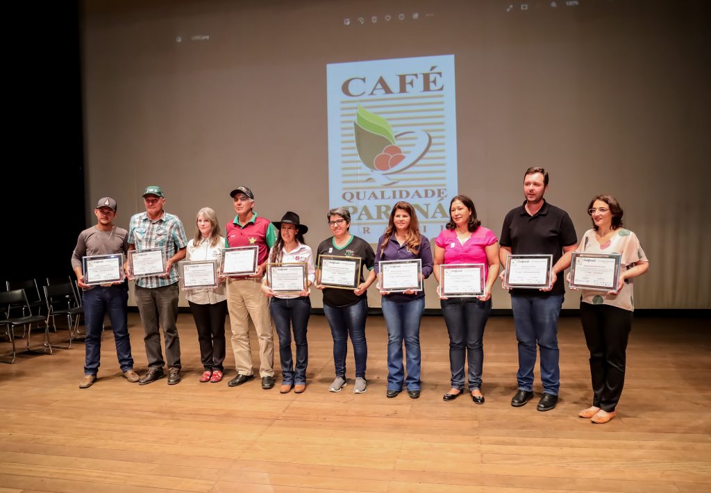 mulheres do norte pioneiro conquistam os premios do concurso cafe qualidade parana