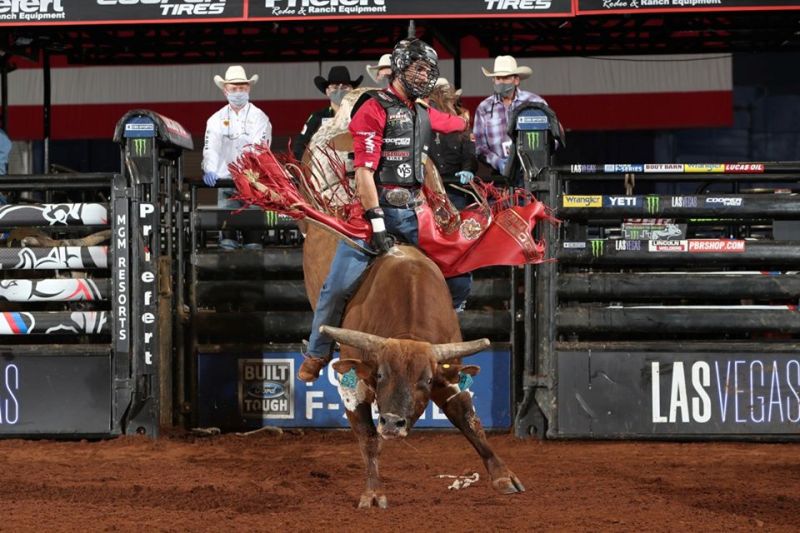 Lucas Divino emplaca sua segunda vitória na série principal da PBR Ainda lutando uma lesão na mão direita, brasileiro se mantém firme no top 10 do ranking mundial