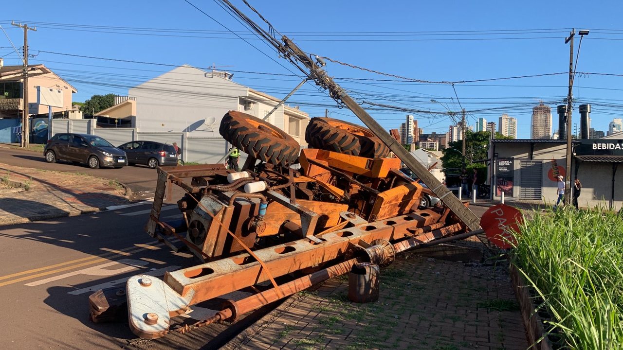 trator tomba durante curva e derruba poste no oeste do pr