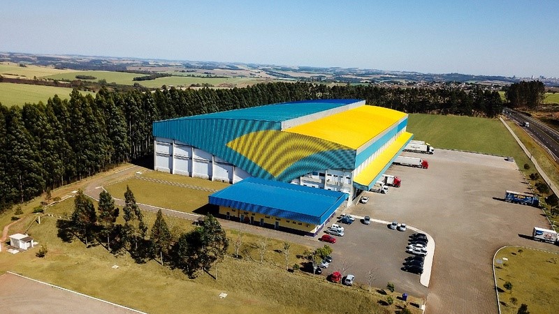 Foto de Centro de Distribuição da Friboi. Ele tem as cores azul e amarelo.