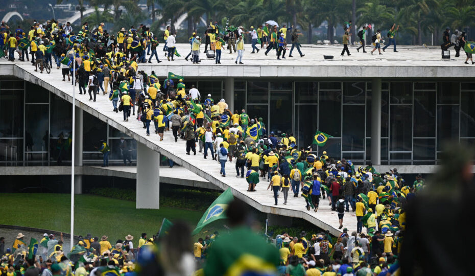Manifestantes invadem o Congresso e STF em Brasilia