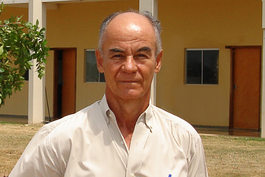 Prof. Dr. Enoch Borges de Oliveira Filho coletando embrioes