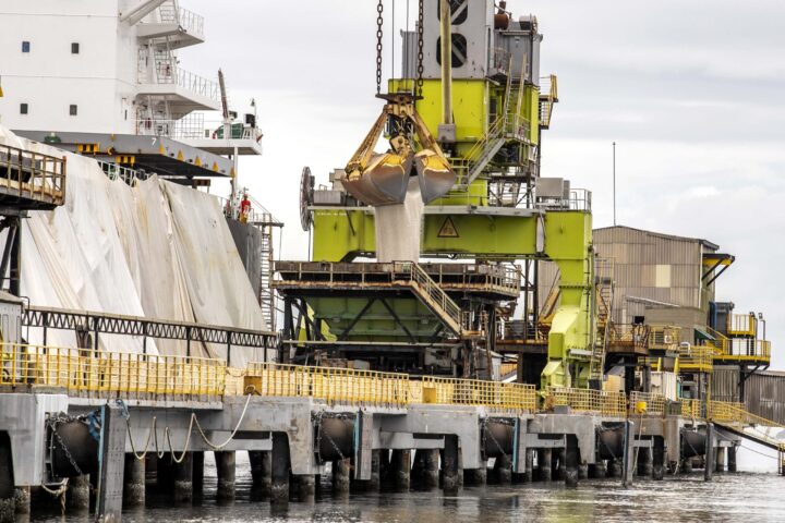 Porto de Paranagua descarrega o maior volume de fertilizante de