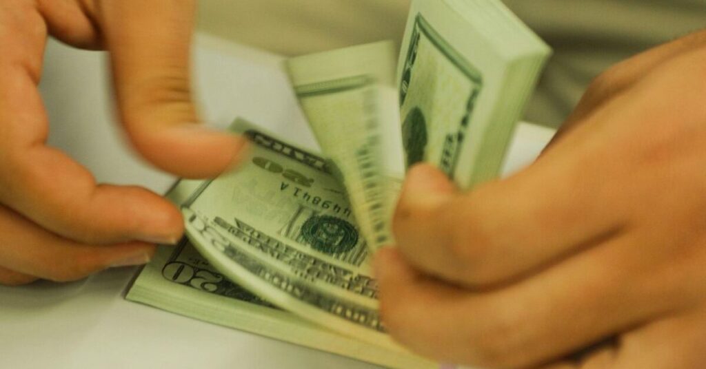 dolar cai para r 518 e atinge menor valor em quase tres semanas portal dbo