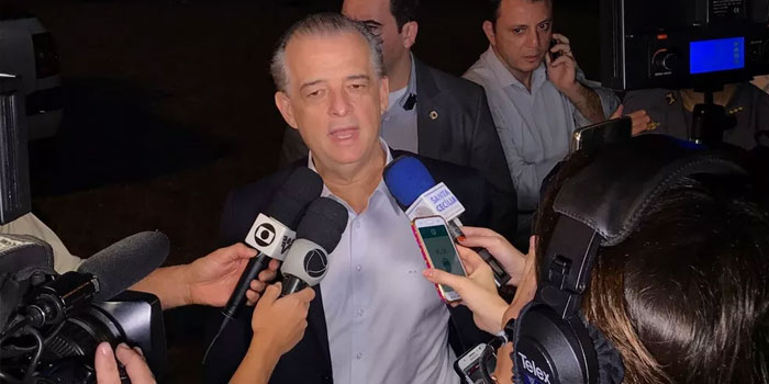 franca toma posse em portos e aeroportos e diz que povo decidiu por respeito