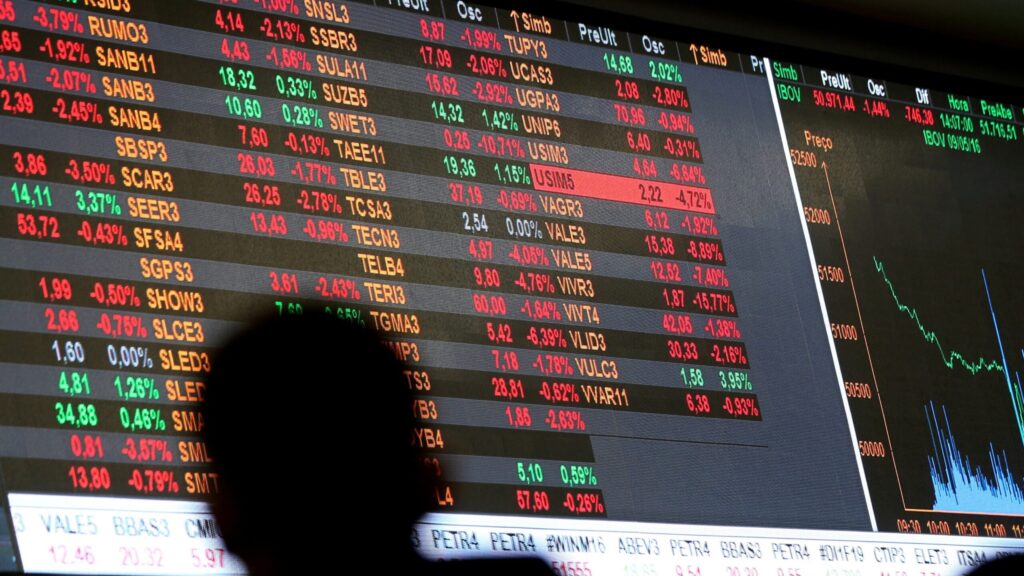 Por que o Ibovespa fechou em queda com receios sobre China e EUA e a Vale perdeu quase 2%? 4 ibovespa hesita com naturaco entre maiores altas mas queda de itau e bradesco 3