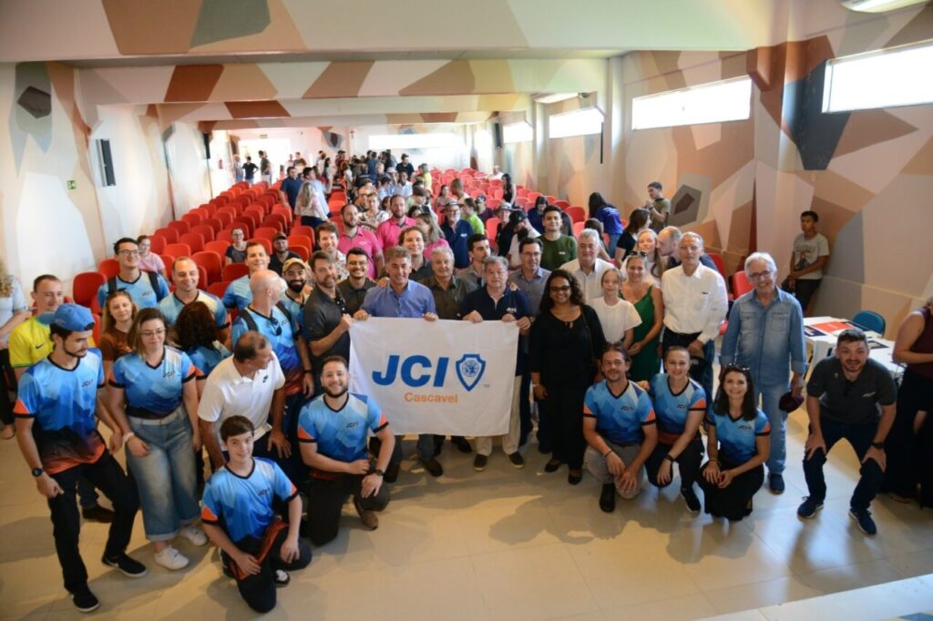 camara junior internacional participa da abertura do show rural representando jovens de todo o mundo