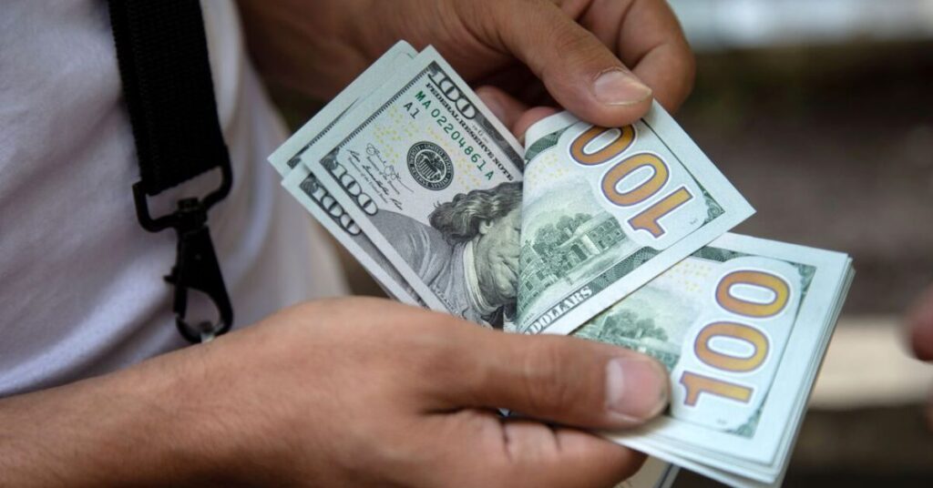 dolar segue mercado externo e cai para r 521 portal dbo