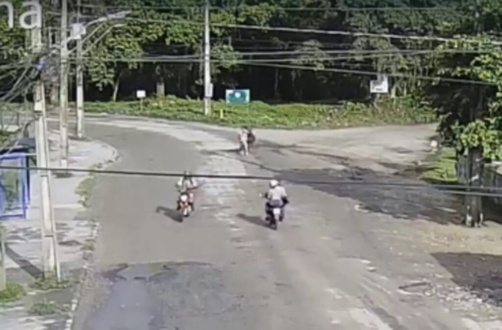 mulher desmaia ao ser atropelada por cavalo 1