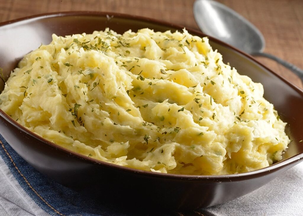 pure de mandioca com salsa e cebolinha verde 1