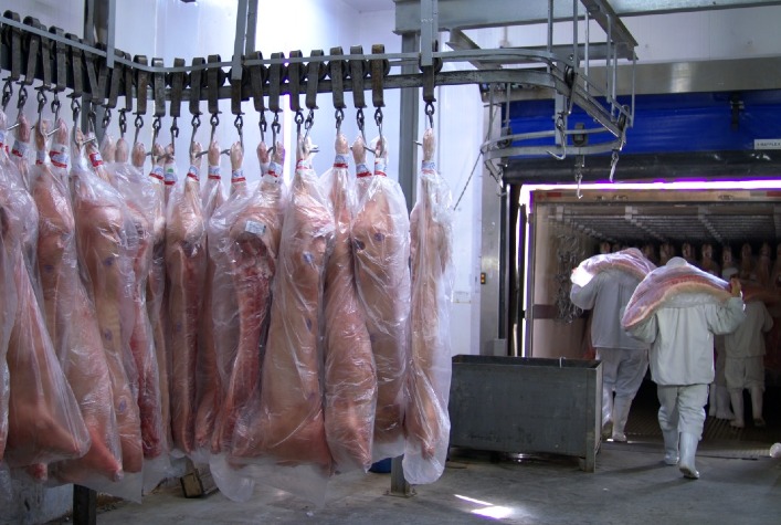 Reabertura da China deve impactar equilíbrio entre oferta e demanda de carne suína, mas movimento ainda é incerto