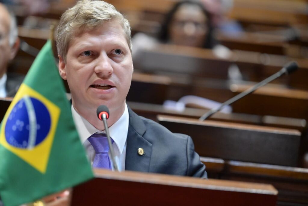 deputado critica governo lula por negociar com mst