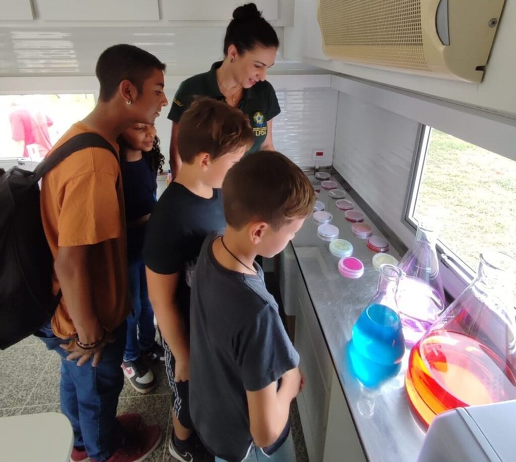 Laboratório demonstra como são feitas análises do leite durante feira no RS 2 laboratorio demonstra como sao feitas analises do leite durante feira no rs