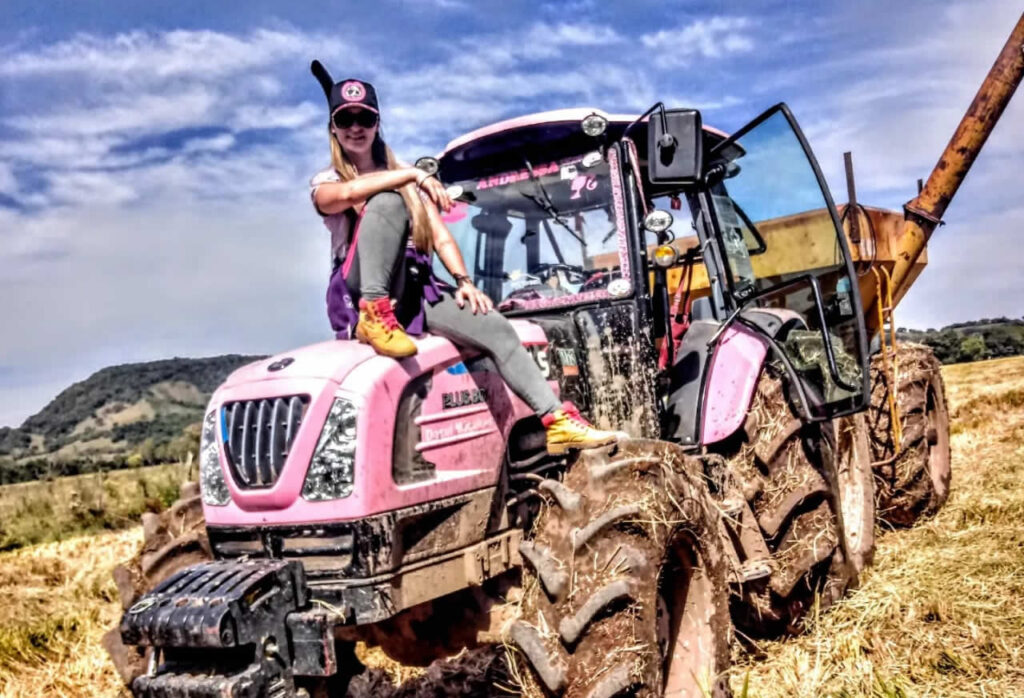 Andressa Bordin, Trator Rosa, agricultura, empoderamento feminino, inovação, tecnologia, empreendedorismo, mulheres no agronegócio, história de sucesso, máquinas agrícolas, desenvolvimento rural, visibilidade, igualdade de gênero, quebra de estereótipos, liderança feminina.