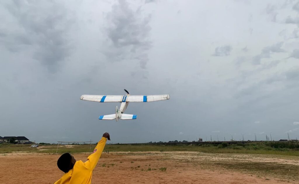 nigeriano constroi aeromodelo a partir do lixo 1