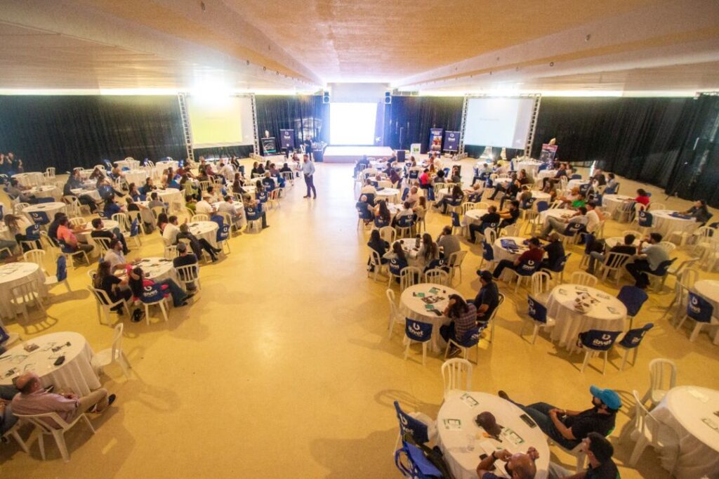 Enbrequi se encerra com debates, atualizações e show de dupla sertaneja