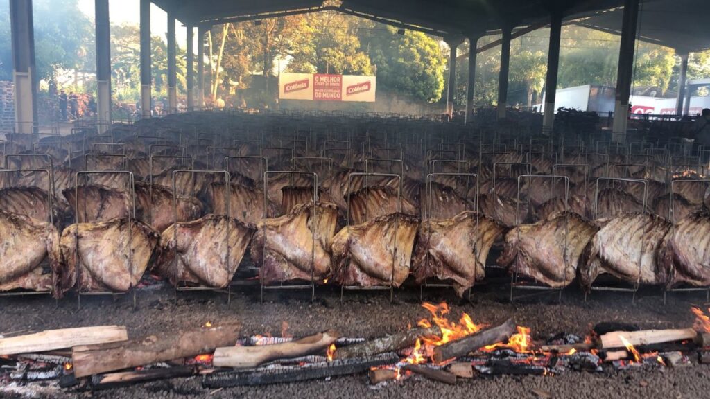 Festa do Trabalhador, Cascavel, costelões, culinária local, tradição, evento, celebração, gastronomia paranaense, produção local, agroindústria