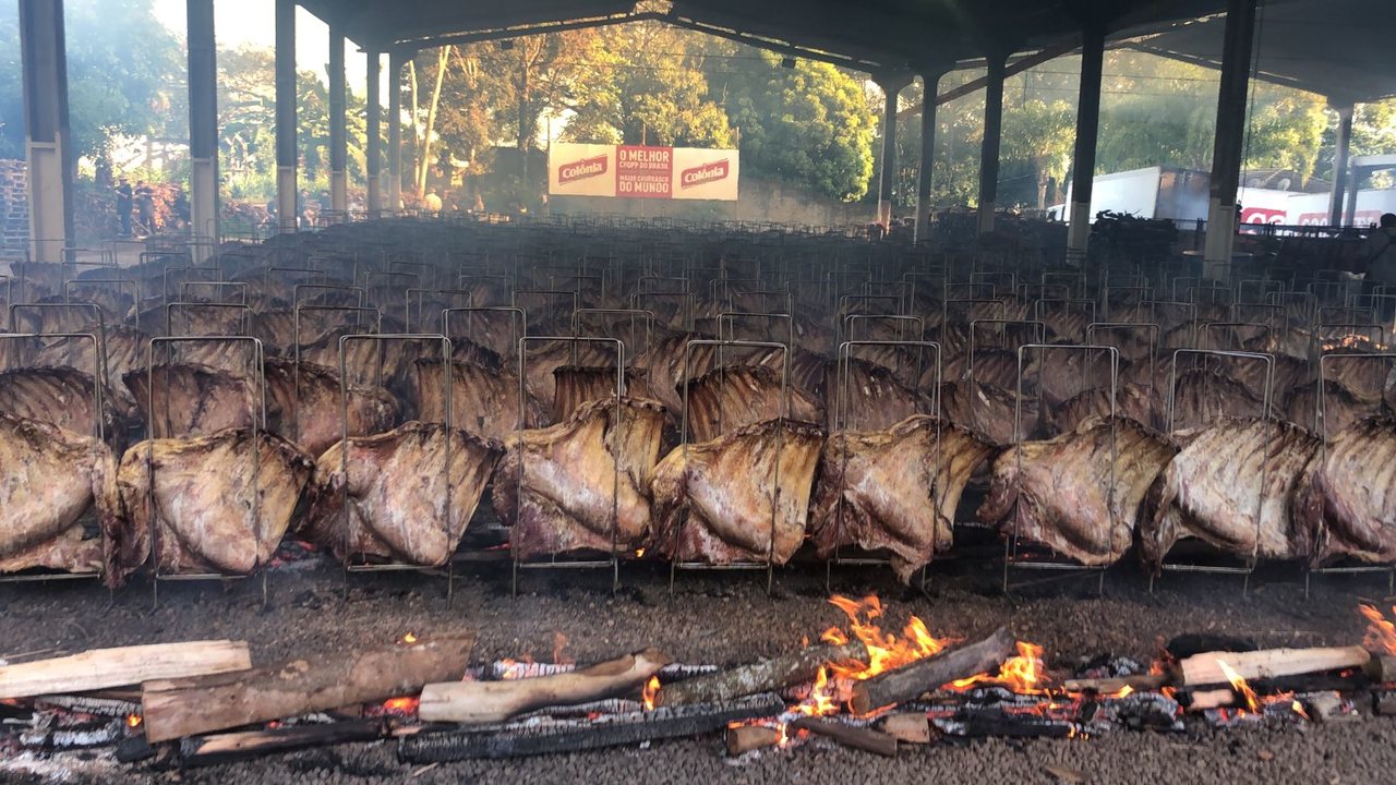 festa do trabalhador tem mais de MIL  costelões assados