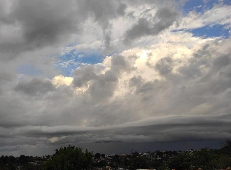 fim de semana com previsao de pancadas de chuva sobre o parana