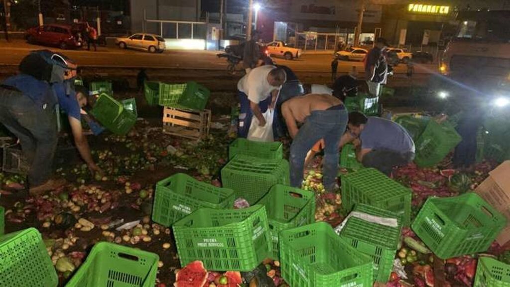 Frutas ficam espalhadas pela pista após acidente na BR-277 2 frutas ficam espalhadas pela pista apos acidente na br 277 1