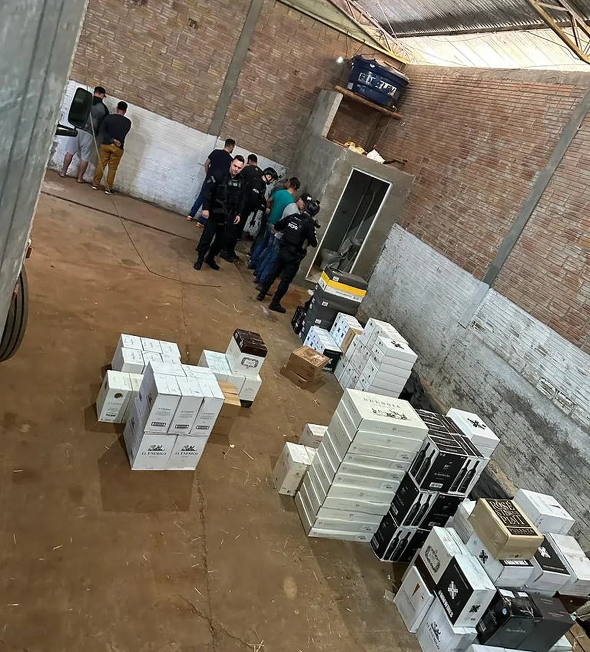 mais de 800 caixas de vinhos sao apreendidas em operacao no sudoeste do parana