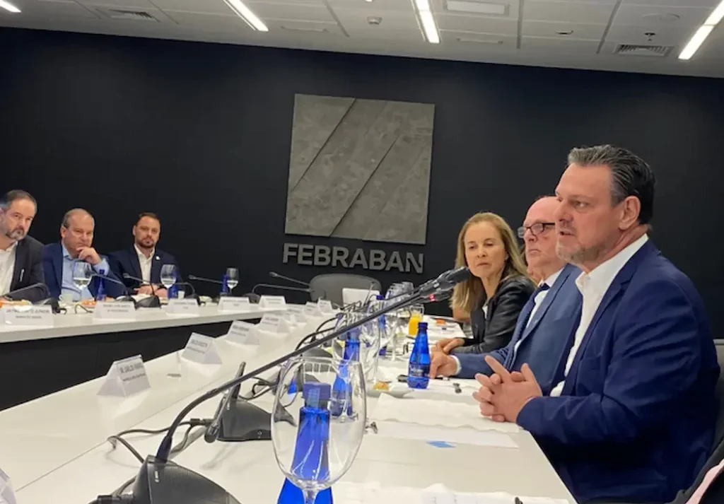 ministro favaro articula com sistema bancario apoio a produtores rurais