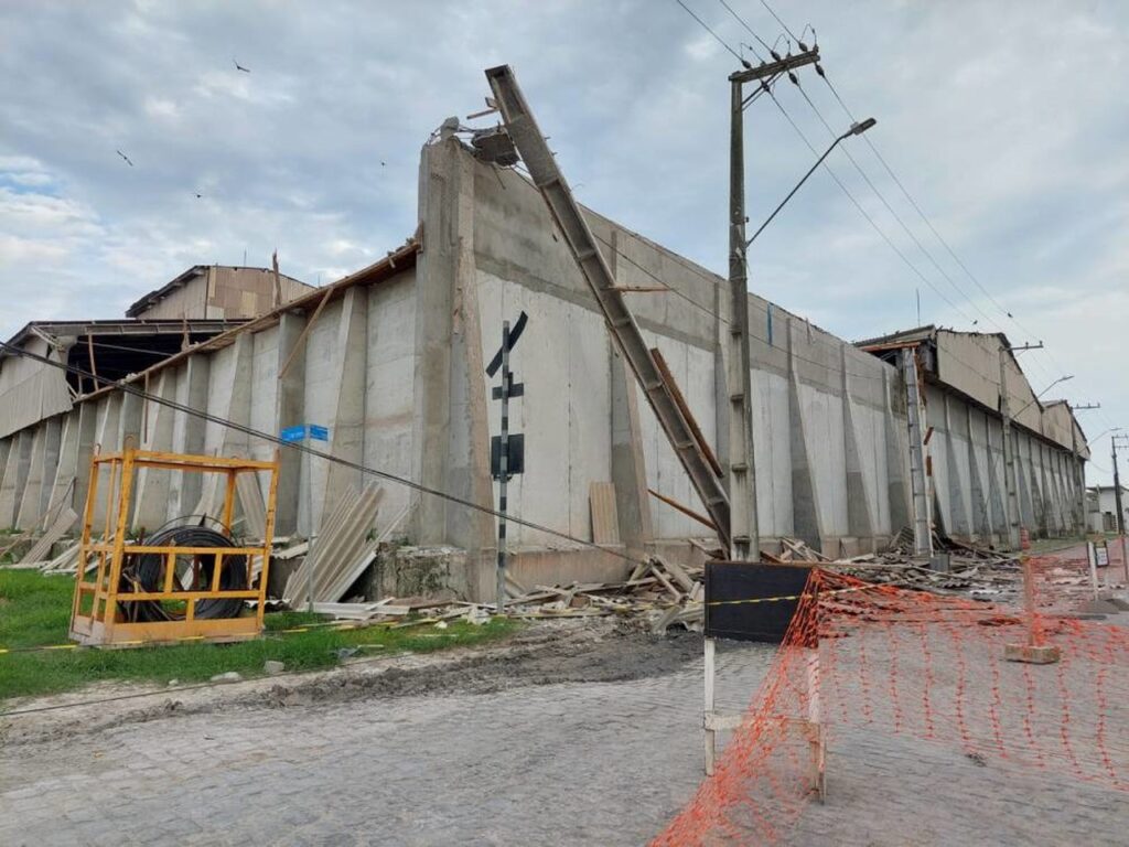 tragedia no pr trabalhador morre e outros sete ficam feridos em desabamento no telhado de armazem