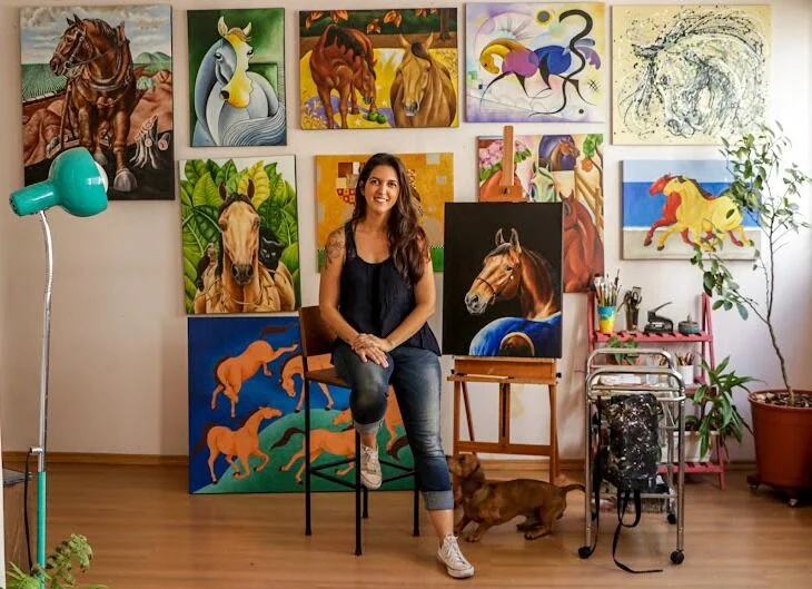 artista plastica equestre busca apoio para viabilizar o projeto entre crinas e cores