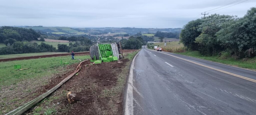 caminhao carregado com frangos vivos tomba na pr 566 em francisco beltrao