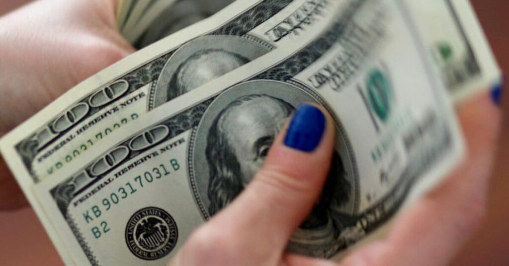 dolar tem forte alta e encosta em r 485 com pessimismo externo portal dbo