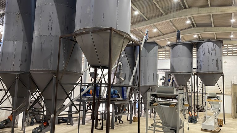 laboratorio do mapa detecta fraude no leite em operacao da policia federal