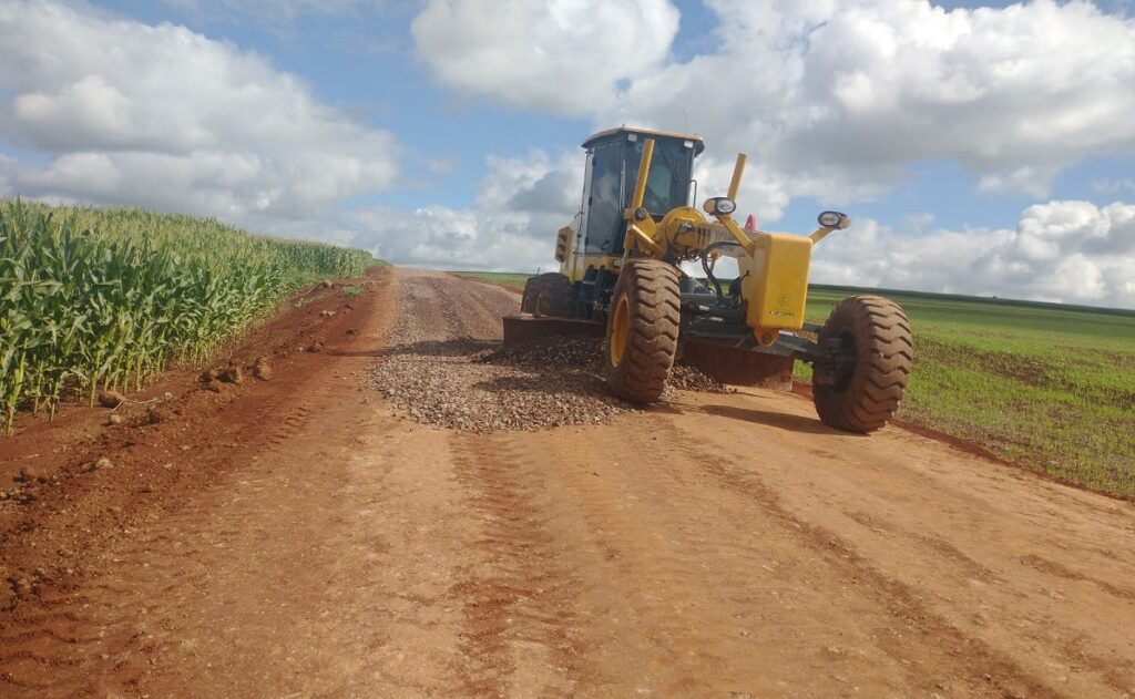 manutencao constante das estradas rurais garante acesso seguro as comunidades 1