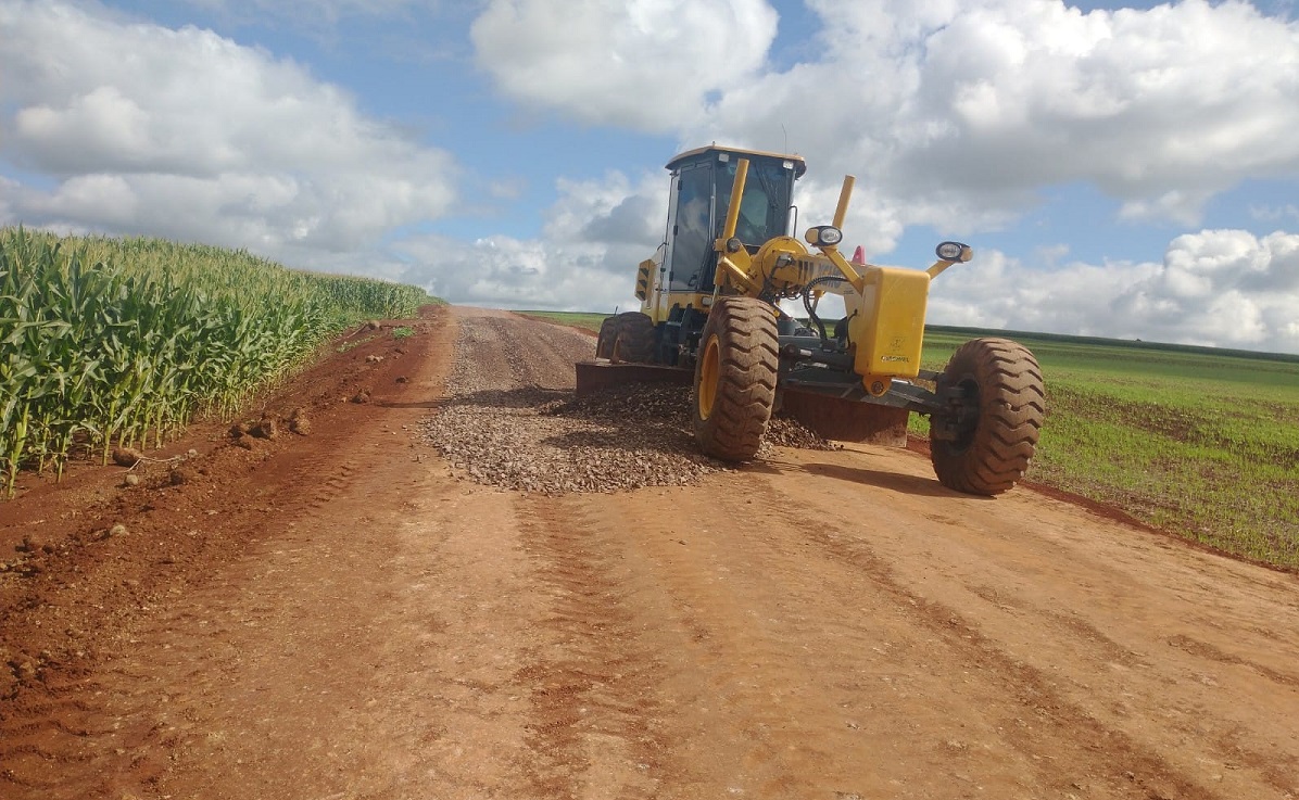 manutencao constante das estradas rurais garante acesso seguro as comunidades 1