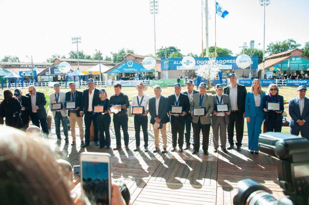 medo do prejuizo brasil esta comprando mais leite de fora e produtores questionam o motivo