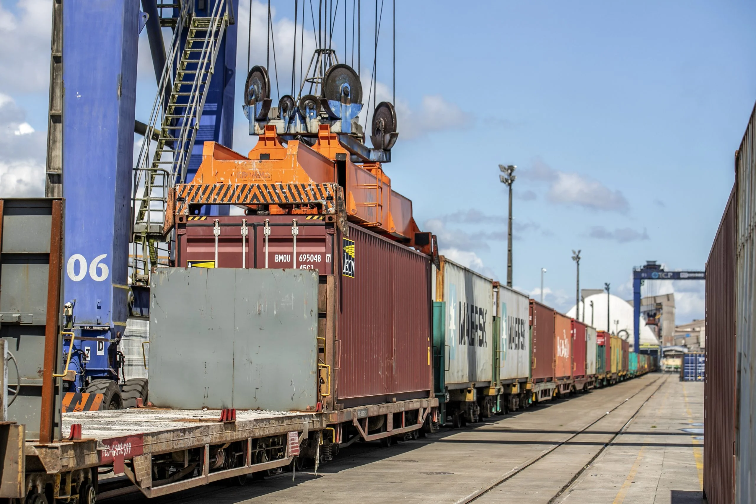 Porto de Paranaguá registra aumento de transporte de cargas por ferrovia em maio