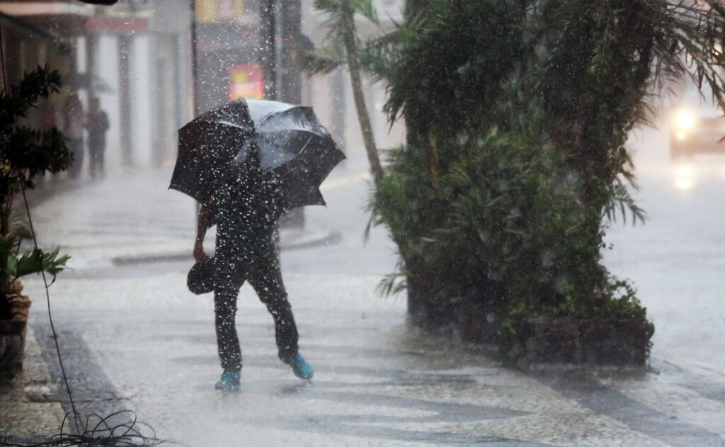 Terça-feira com previsão de chuva em todo o Paraná 2 terca feira com previsao de chuva em todo o parana 1