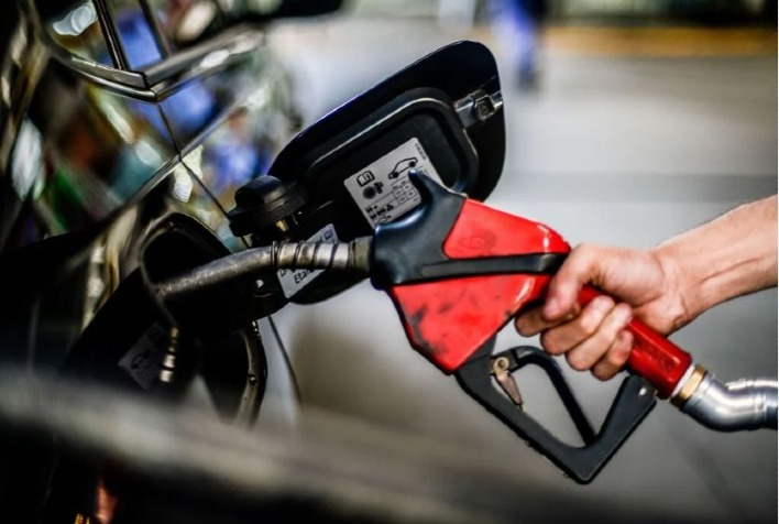 Aumento nos precos da gasolina causa preocupacoes inflacionarias em nivel