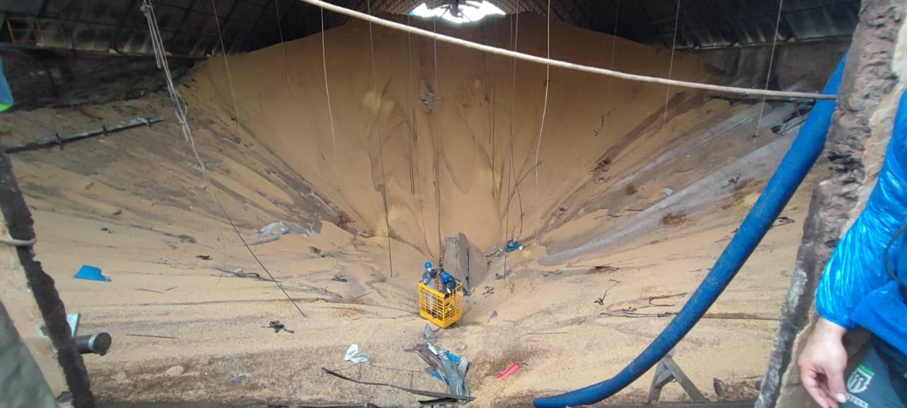 Continua a busca pela última vítima da explosão ocorrida na cooperativa.