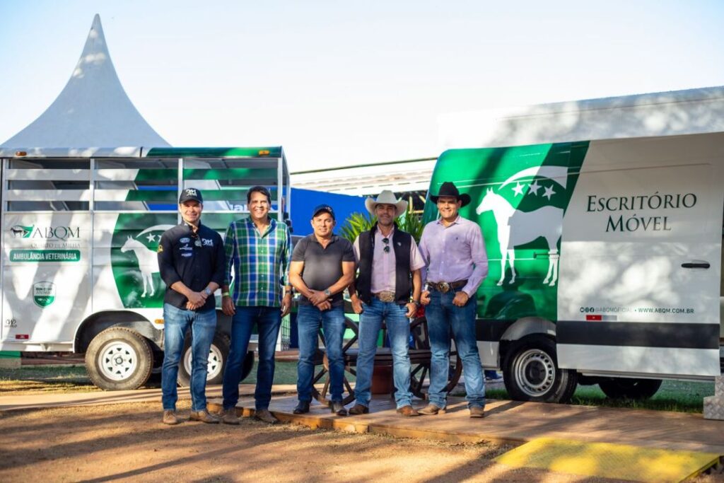 Escritório móvel e trailer-ambulância são apresentados durante Nacional do Quarto de Milha 2 Escritório móvel e trailer-ambulância são apresentados durante Nacional do Quarto de Milha